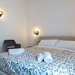 Guesthost - Stylish Flat In Historic Ortigia *