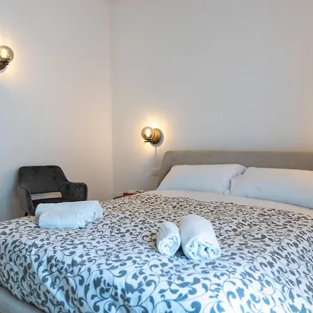 Guesthost - Stylish Flat In Historic Ortigia *