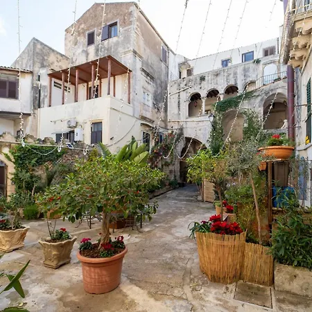 Guesthost - Stylish Flat In Historic Ortigia アパート シラクーサ