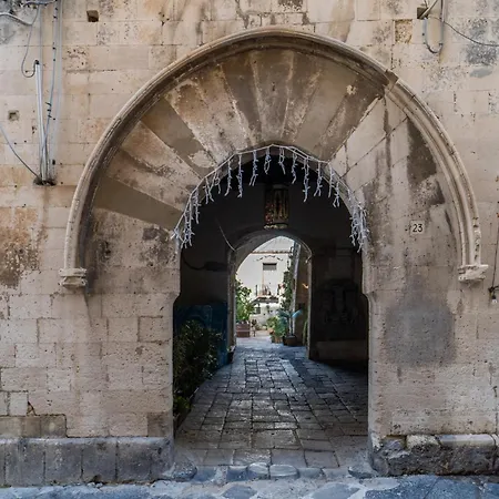 Guesthost - Stylish Flat In Historic Ortigia